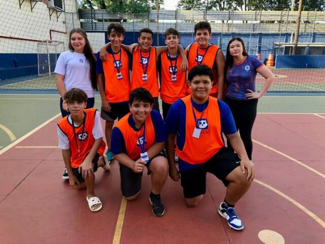 No último dia 26 de novembro, fizemos o encerramento da 5ª edição da Copa Platão de Basquete, a qual teve a participação de alunos do 7º ao 9º ano do Ensino Fundamental.
🏀O evento foi um grande sucesso, com jogos bastante equilibrados, alta qualidade técnica e um ambiente de muita diversão e espírito esportivo. ⛹️‍♂️A partida final foi emocionante, decidida nos últimos segundos.Destacaram-se nessa final os atletas Samuel da Cruz e Heitor Denipotti, que marcaram mais de 20 pontos cada um! 👏Parabenizamos todos os participantes pelo desempenho e pela dedicação e o professor  Fábio Bornia, pela organização do evento.Classificação final:1º lugar – Estados Unidos - 7º ano 🇺🇸2º lugar – Itália - 9º ano 🇮🇹3º lugar – Brasil - 8º ano 🇧🇷4º lugar – Paquistão - 8º ano 🇵🇰Colégio Platão: lugar de grandes experiências! 🦉