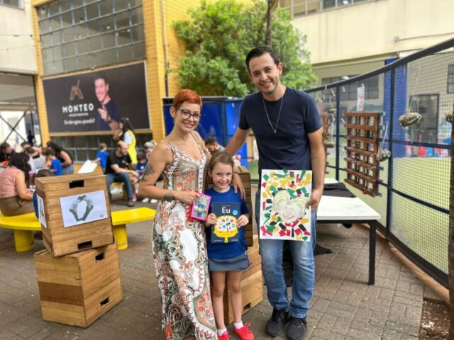 Nesta semana tivemos os encerramentos dos projetos da Educação Infantil e um deles foi o "Assim sou eu", do Infantil 4 (matutino e vespertino). ☺️Sob a orientação da Patrícia, professora das duas turmas, e da professora Amanda, de Inglês, as crianças desenvolveram atividades que promoveram a construção da identidade pessoal, tão essencial a essa faixa etária.Os alunos exploraram suas características, compreenderam sua singularidade e expressaram-se por meio de diversas linguagens, promovendo autoconhecimento e autoestima. ❤️E os pais puderam estar presentes, vivendo esse momento tão cheio de significado! 👨‍👩‍👧Colégio Platão: lugar de grandes experiências! 🦉