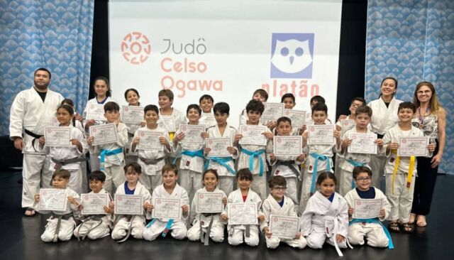 O evento de troca de faixa e grau dos nossos alunos judocas, de 5 a 10 anos, foi um marco de dedicação, esforço e superação! 🥋Em parceria com a Academia Celso Ogawa, celebramos não apenas o avanço técnico dos nossos alunos, mas também valores fundamentais que o judô proporciona, como disciplina e respeito, confiança e coragem, desenvolvimento físico e mental.O evento contou com a presença de pais e familiares e  é o coroamento do trabalho de nossos alunos e professores, que, juntos, constroem não só aprendizados no tatame, mas cidadãos melhores para a vida.Parabéns a todos! 👏O caminho do judô é mais do que um esporte: é uma filosofia de vida!Colégio Platão: lugar de grandes experiências! 🦉