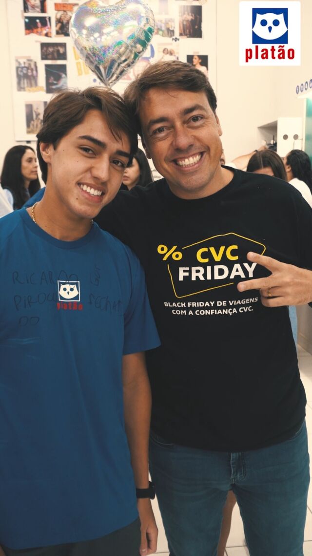 O término do Ensino Médio representa um rito de passagem muito especial para os adolescentes e para as famílias! ❤️Afinal, o ciclo da vida escolar se encerra e começa uma nova fase, cheia de desafios, planos e desejos.E na sexta-feira, 29/11, último dia deste ano letivo, o Terceirão 2024 viveu mais uma forte emoção: a visita-surpresa dos pais! 👨‍👩‍👧O professor Toninho Leonel, nosso Diretor Geral, conduziu o momento e leu uma linda mensagem, de autoria do professor Victor Hugo, de Literatura.Os alunos receberam cartazes com fotos, flores, bombons e caixas com memórias afetivas. ❤️Mas o presente mais valioso foi o abraço apertado daqueles que, durante os últimos anos, deram apoio e estiveram sempre por perto, ajudando em tudo que foi necessário.Assista ao vídeo e se emocione com a gente! 🥹Colégio Platão: lugar de grandes experiências! 🦉