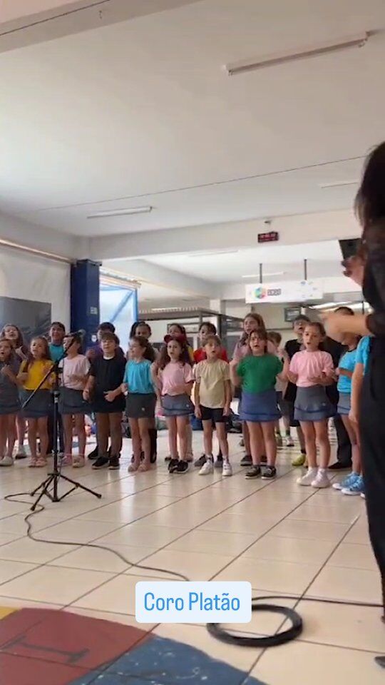 Depois de apenas 8 encontros, o projeto de canto coral do Colégio Platão, com alunos do 1º ao 5º ano,  já mostrou a força da união de vozes e corações. 🎤 ❤️E o "Coro Platão" é muito mais que música: é conexão, aprendizado e expressão.O canto coral nos ensina sobre o poder do coletivo, no qual cada voz é única, mas, juntas, formam uma harmonia que emociona. ☺️Além disso, a atividade estimula a disciplina, a criatividade e o trabalho em equipe, fortalecendo valores essenciais para a vida.Esse é só o começo de um projeto  que promete encantar e inspirar também outros níveis de ensino. 🎶Parabéns às professoras Val  e Cynthia e a todos os envolvidos por darem vida a essa iniciativa tão especial. 👏Colégio Platão: lugar de grandes experiências! 🦉