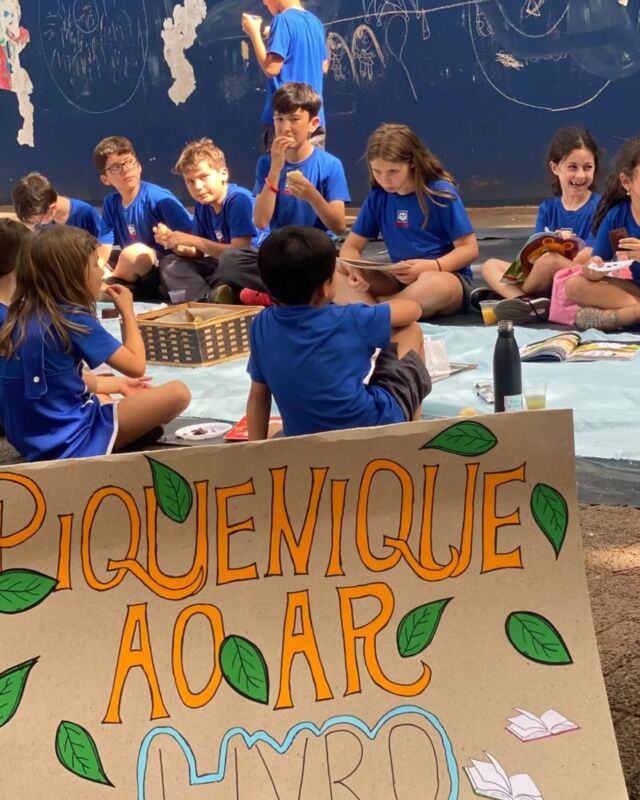 Na última quarta-feira, 27/11, os alunos do Infantil 3, 4 e 5 e do 4º e 5º ano, que são do contraturno vespertino, fizeram o encerramento do projeto "Era uma vez ... no Integral!" 📖O objetivo foi promover o hábito da leitura, desenvolver a compreensão e a interpretação de textos, estimular a criatividade e a imaginação e aprimorar as habilidades de trabalho em grupo.E as professoras Beatriz, Letícia e Thaysa organizaram um delicioso "piquenique ao ar livro" para encerrar essa atividade. 😋Aprendizado, sabor e diversão! ❤️Colégio Platão: lugar de grandes experiências! 🦉