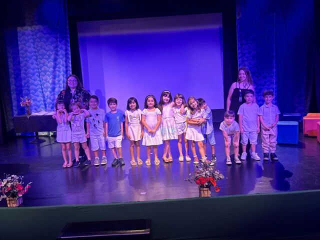 Na última sexta-feira, 29/11, as turmas do Infantil 5 encerraram o projeto "Rimando" com uma linda apresentação para a família! ❤️O objetivo do projeto foi
reconhecer rimas e parlendas, despertar a consciência fonológica, a aliteração e o interesse pela leitura e escrita. ✍️As professoras Roane e Bárbara estiveram à frente das atividades desenvolvidas com as crianças e contaram com a participação do professores Fernando, de Música, e Amanda e Thaís, de Inglês.O momento também serviu para celebrar o rito de passagem da Educação Infantil para o Fundamental 1, com a entrega dos certificados de conclusão.
🎓Colégio Platão: lugar de grandes experiências! 🦉